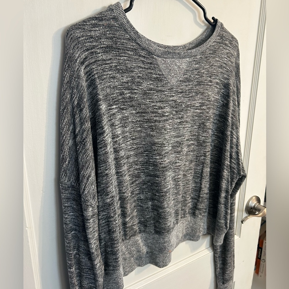 Women’s grey long sleeve crop shirt